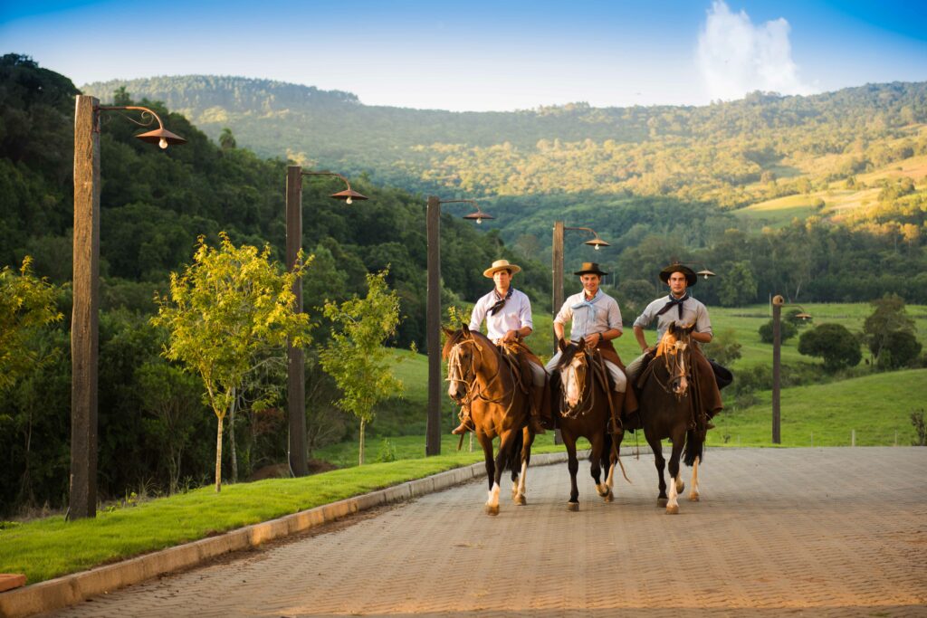 Hotel na Natureza: Três homens pilchados andando à cavalo.
