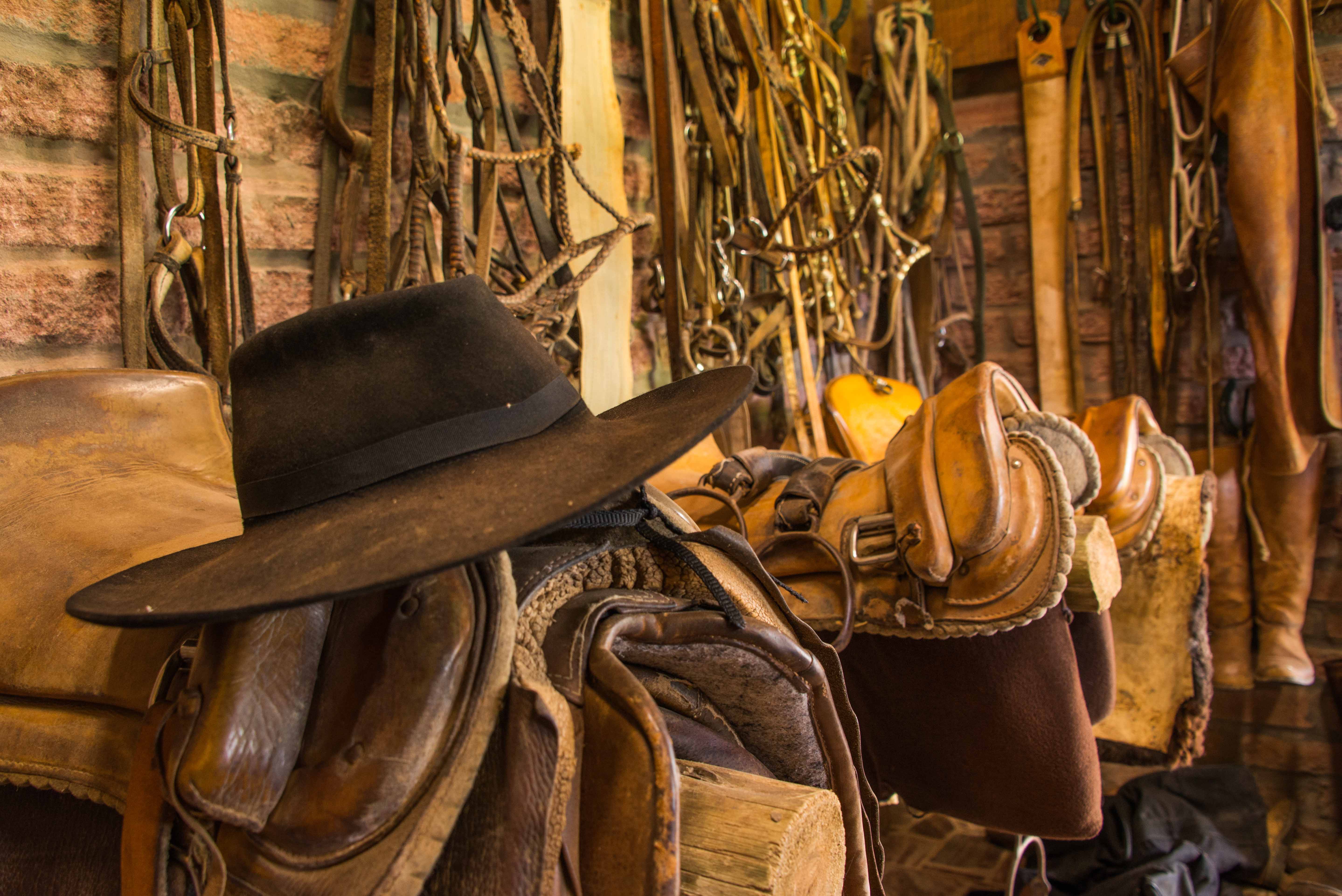 Viagem em Família: chapéu gaúcho exposto junto de outros aparatos para cavalgada