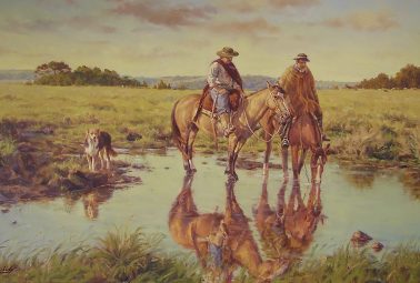 Hotel em Santo Antônio da Patrulha: obra de Vasco Machado mostra dois homens pilchados montados em seus cavalos que tomam água em um pequeno lago. Ao lado esquerdo um cachorro.